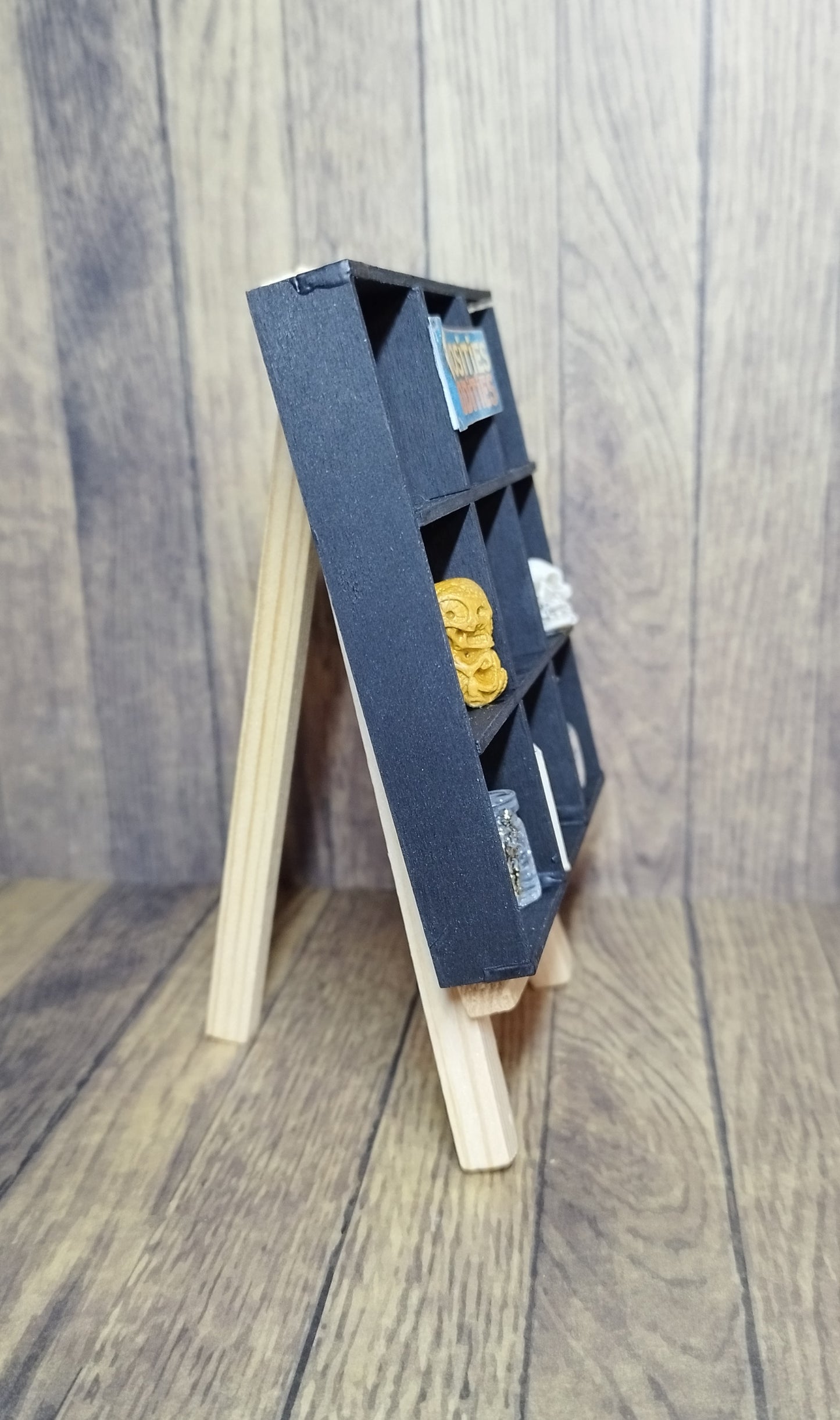 Curiosity Miniature Display Easel